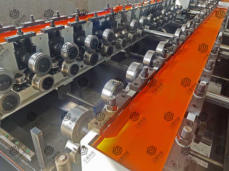 模壓電纜橋架生產線